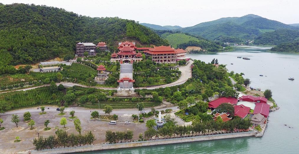  Khung cảnh tuyệt vời nhìn từ Chùa Cái Bầu, Hạ Long
