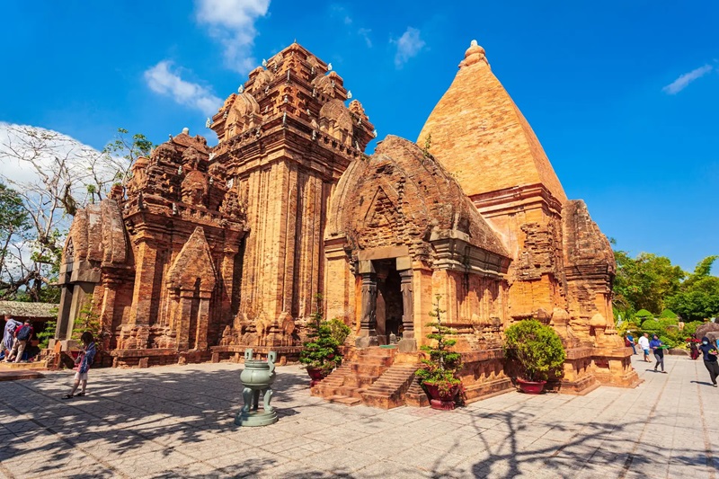 Tháp Bà Ponagar nổi tiếng